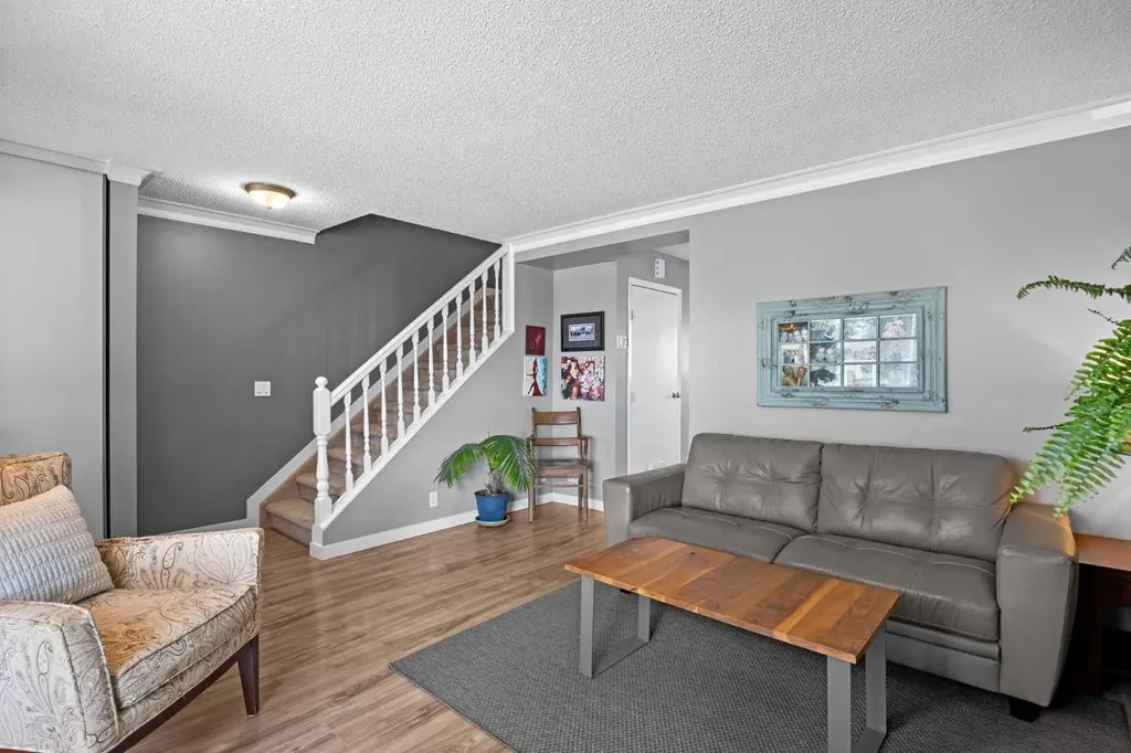165 Woodmont Terrace SW Calgary AB T2W 4Z4