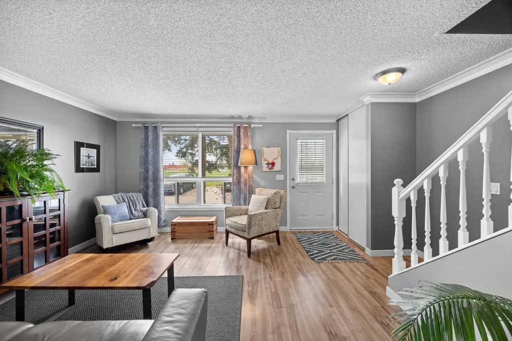 165 Woodmont Terrace SW Calgary AB T2W 4Z4