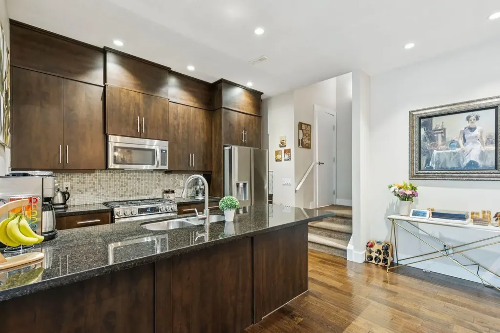 1728 27 Avenue SW Calgary AB T2T 1G8
