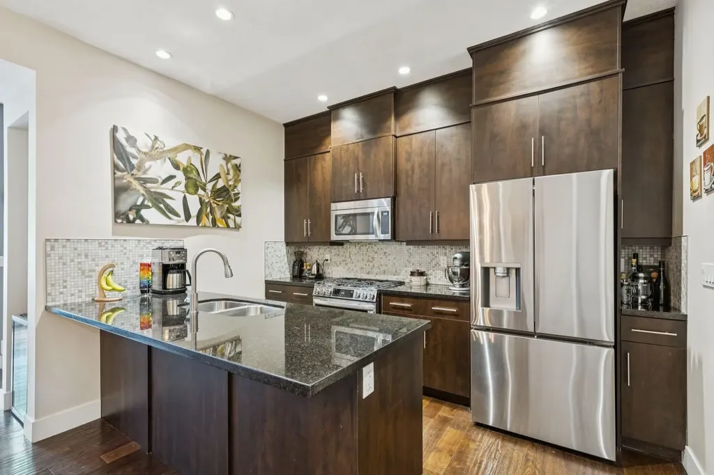 1728 27 Avenue SW Calgary AB T2T 1G8