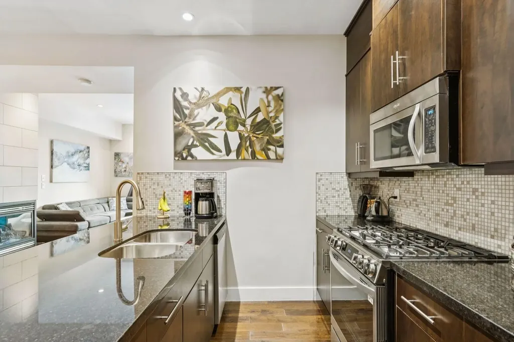 1728 27 Avenue SW Calgary AB T2T 1G8