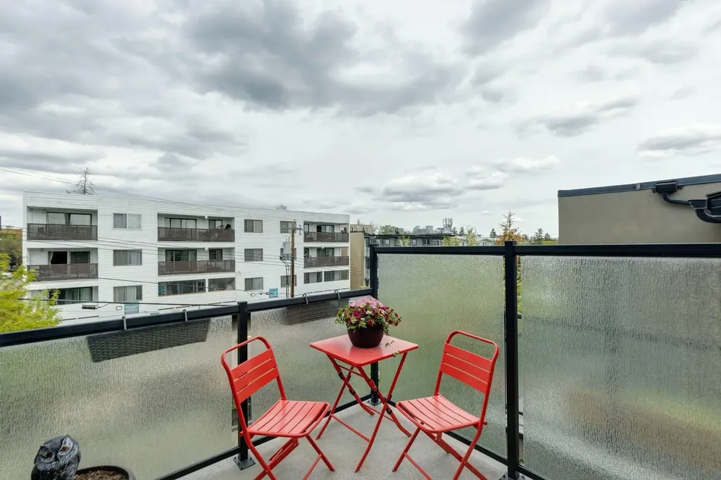 1728 27 Avenue SW Calgary AB T2T 1G8