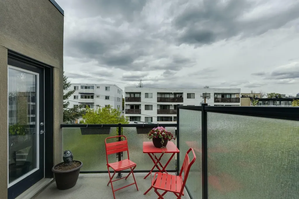 1728 27 Avenue SW Calgary AB T2T 1G8