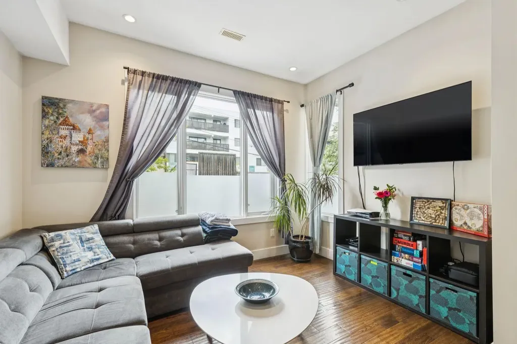 1728 27 Avenue SW Calgary AB T2T 1G8