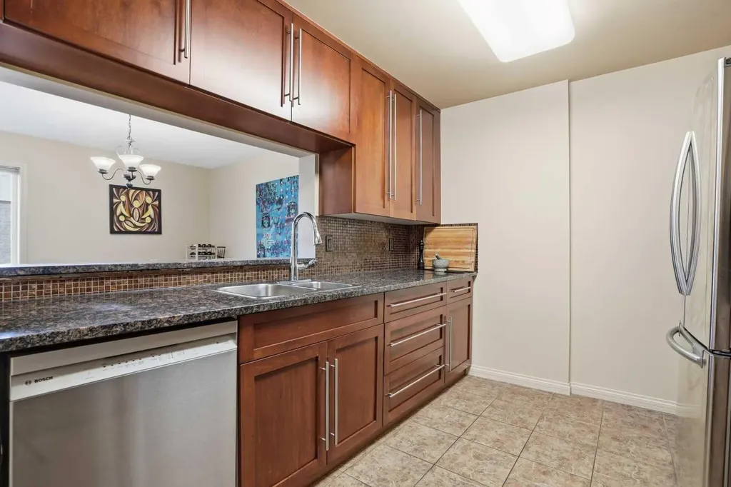 790 Kingsmere Crescent SW Calgary AB T2V 2G9
