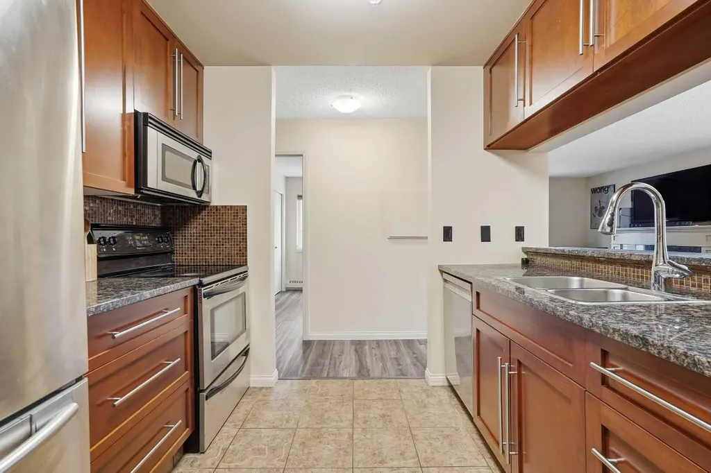 790 Kingsmere Crescent SW Calgary AB T2V 2G9