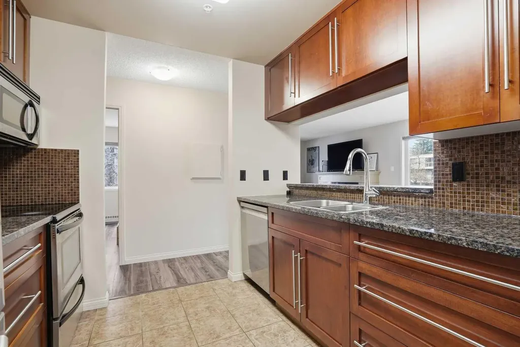 790 Kingsmere Crescent SW Calgary AB T2V 2G9