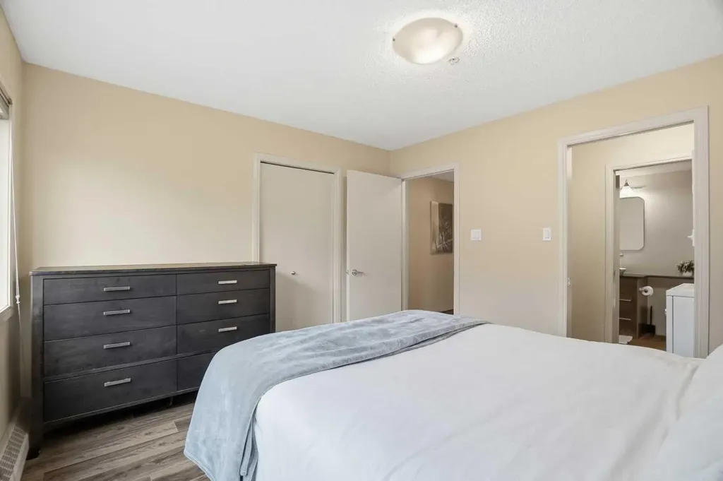 790 Kingsmere Crescent SW Calgary AB T2V 2G9