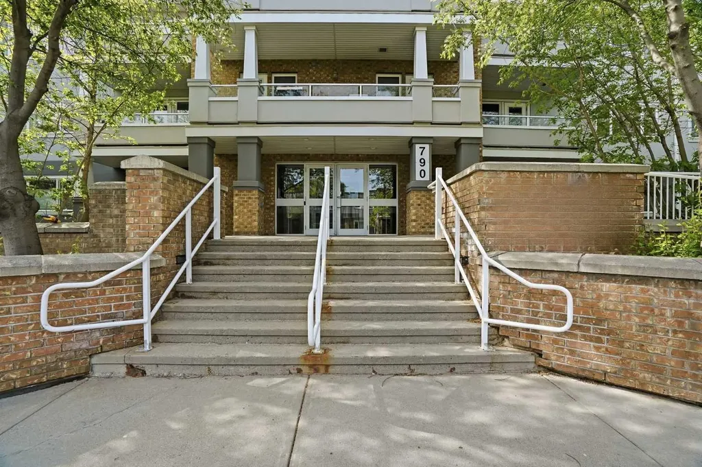 790 Kingsmere Crescent SW Calgary AB T2V 2G9