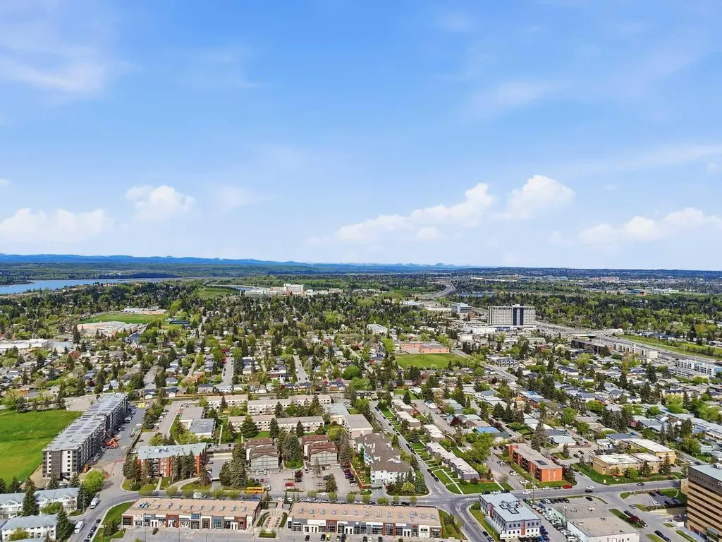 790 Kingsmere Crescent SW Calgary AB T2V 2G9