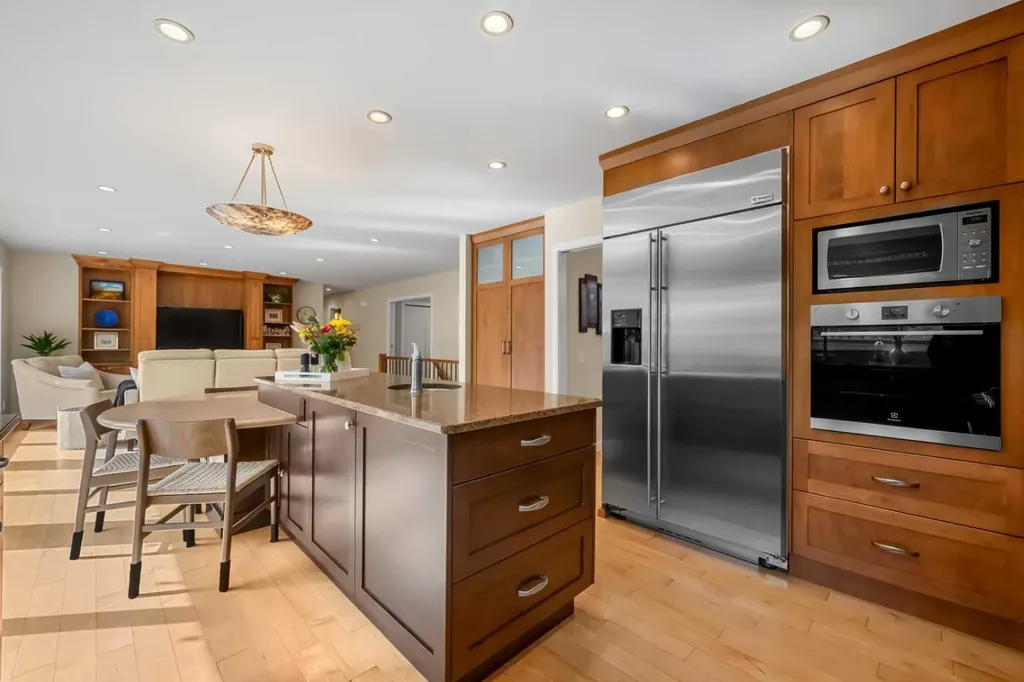 612 Lake Simcoe Close SE Calgary AB T2J 5H2