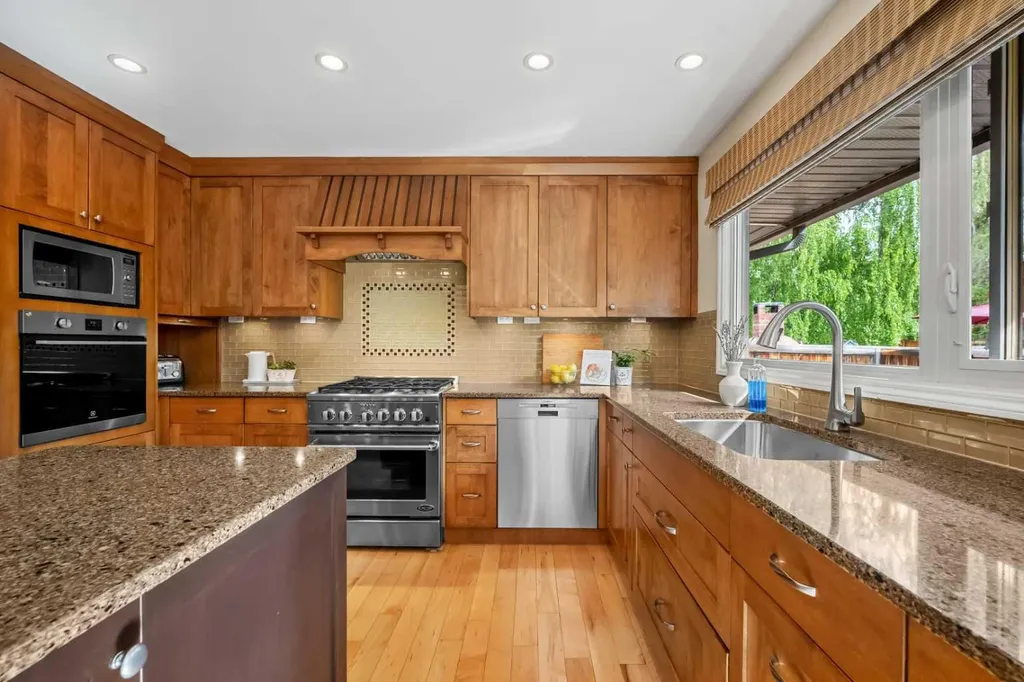 612 Lake Simcoe Close SE Calgary AB T2J 5H2