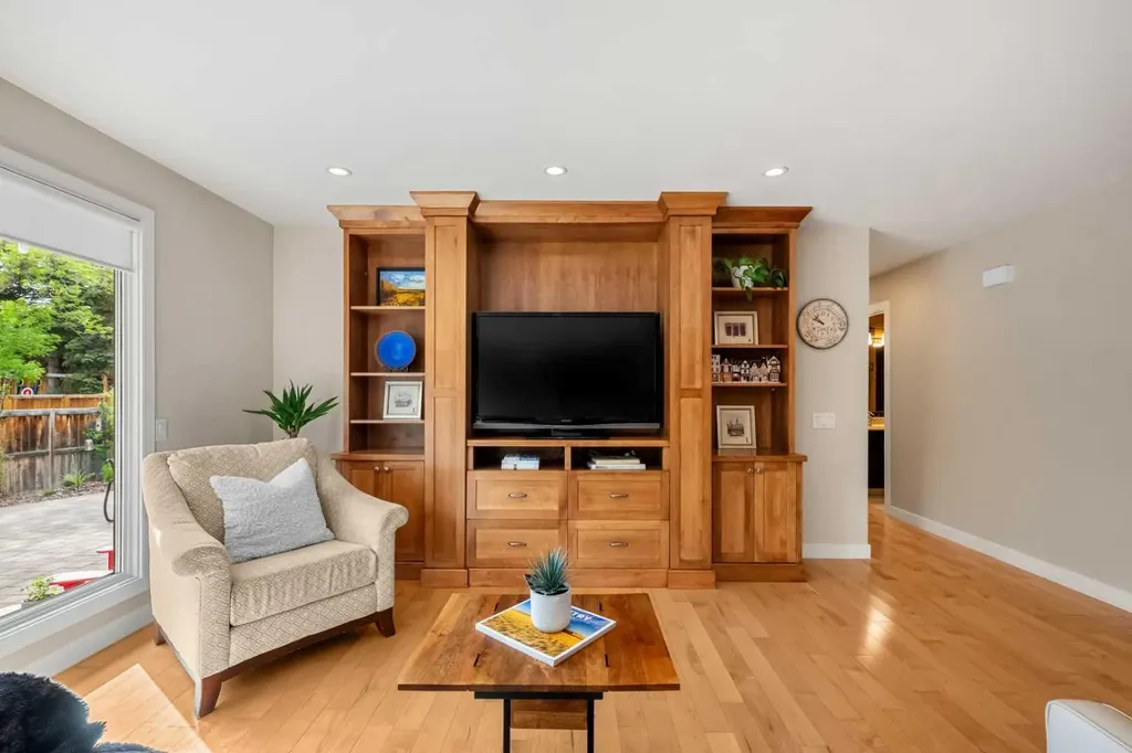 612 Lake Simcoe Close SE Calgary AB T2J 5H2