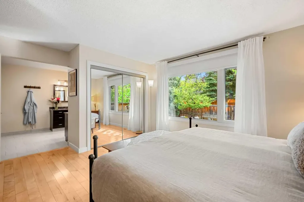 612 Lake Simcoe Close SE Calgary AB T2J 5H2