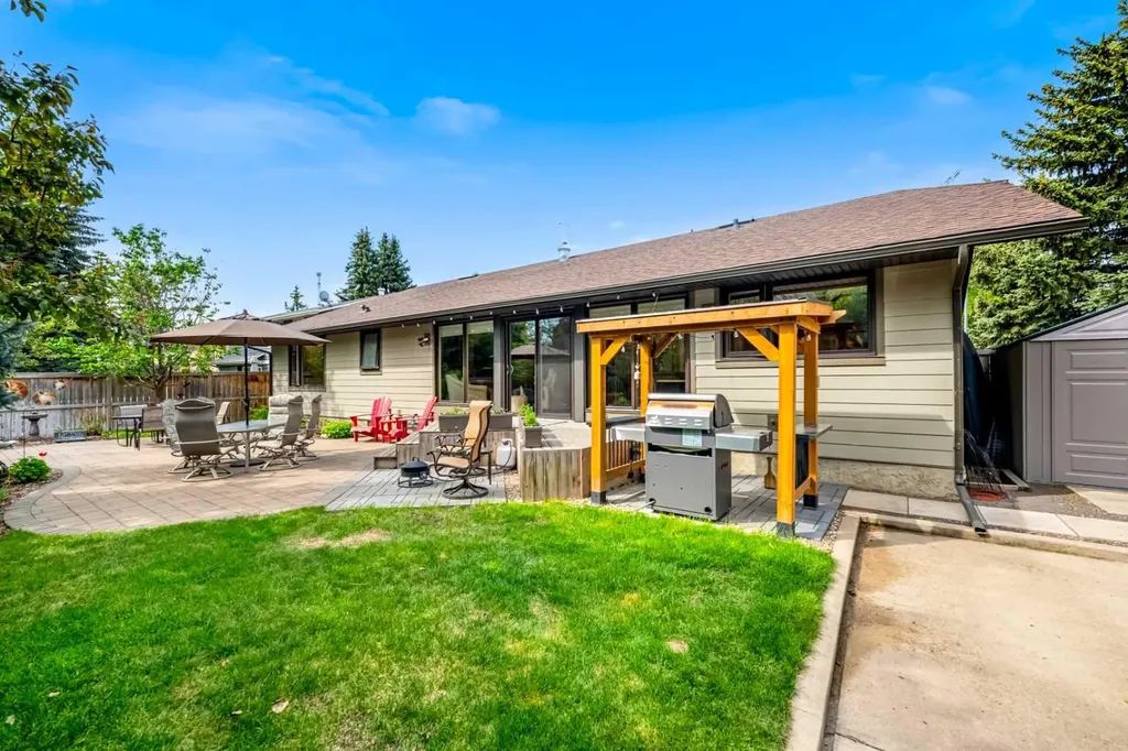 612 Lake Simcoe Close SE Calgary AB T2J 5H2