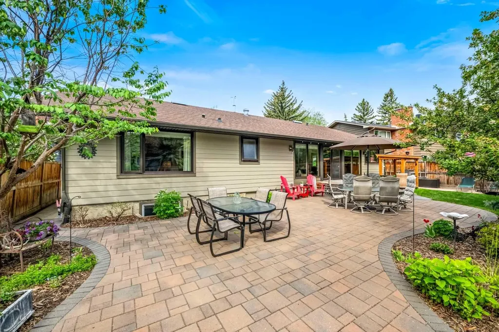 612 Lake Simcoe Close SE Calgary AB T2J 5H2