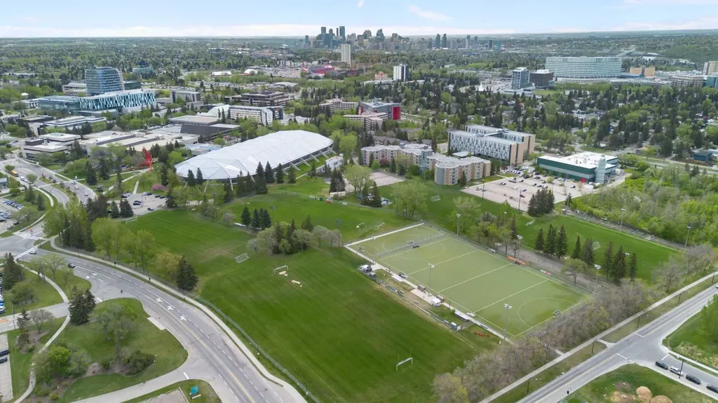3107 Warren Street NW Calgary AB T3B0M2