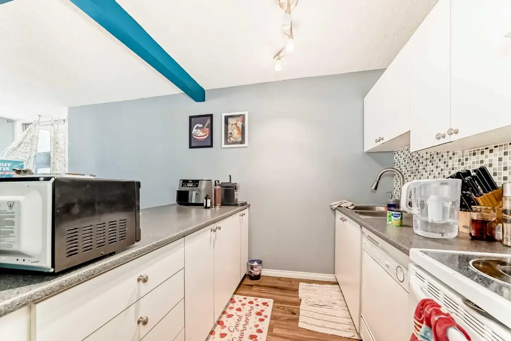 317 14 Avenue SW Calgary AB T2R 0M4
