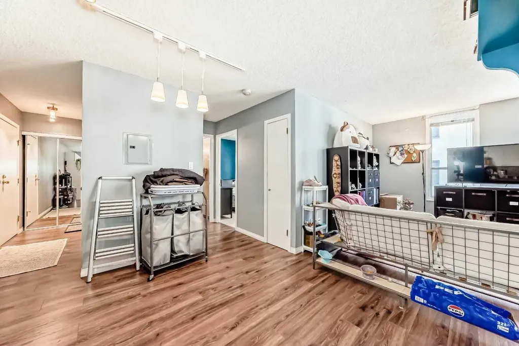 317 14 Avenue SW Calgary AB T2R 0M4
