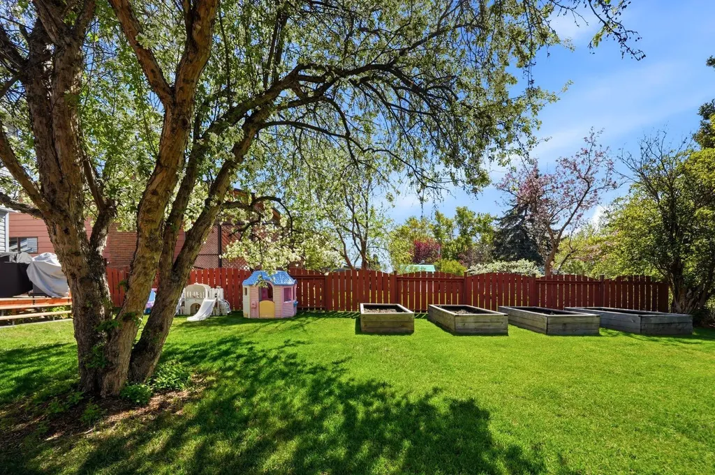 75 Hill Crescent Red Deer AB T4N6G3