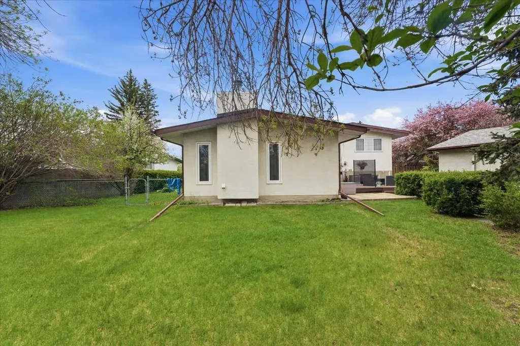 6004 Louise Road SW Calgary AB T3E5V2