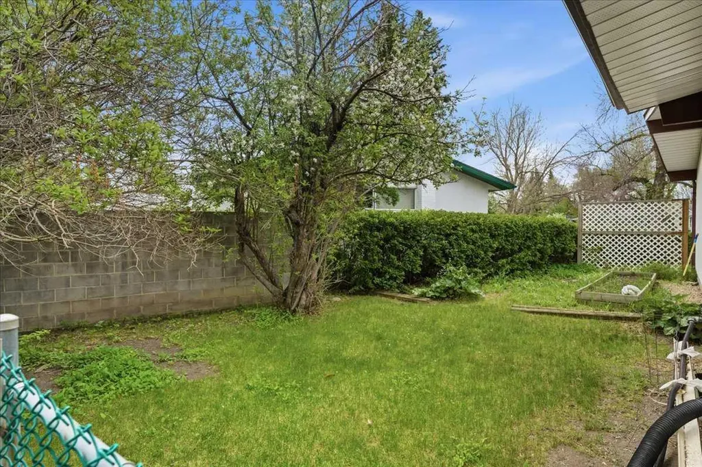 6004 Louise Road SW Calgary AB T3E5V2