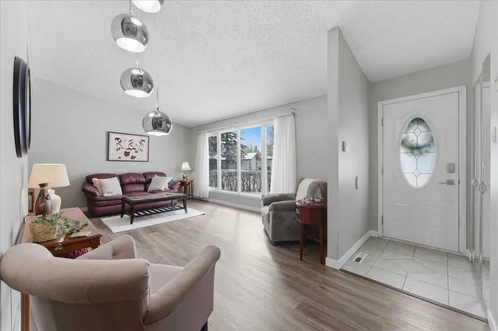 6004 Louise Road SW Calgary AB T3E5V2