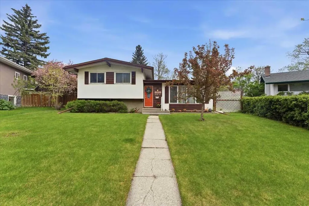 6004 Louise Road SW Calgary AB T3E5V2