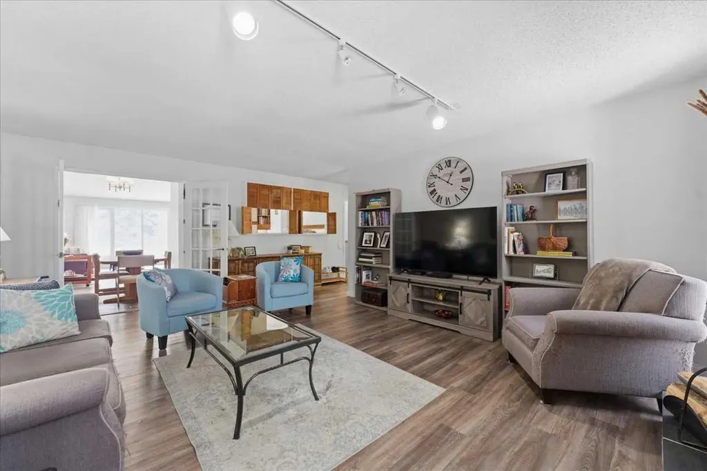 6004 Louise Road SW Calgary AB T3E5V2
