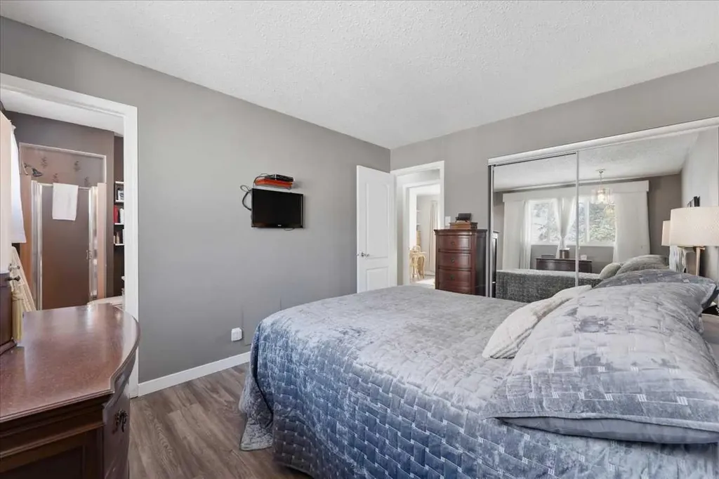 6004 Louise Road SW Calgary AB T3E5V2