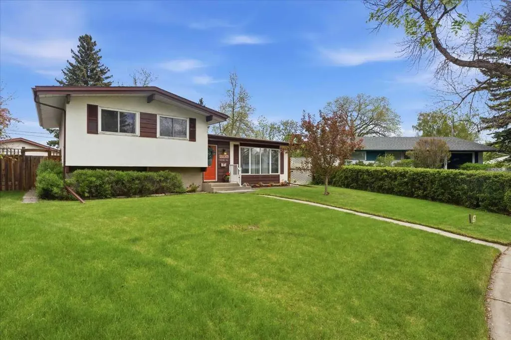 6004 Louise Road SW Calgary AB T3E5V2