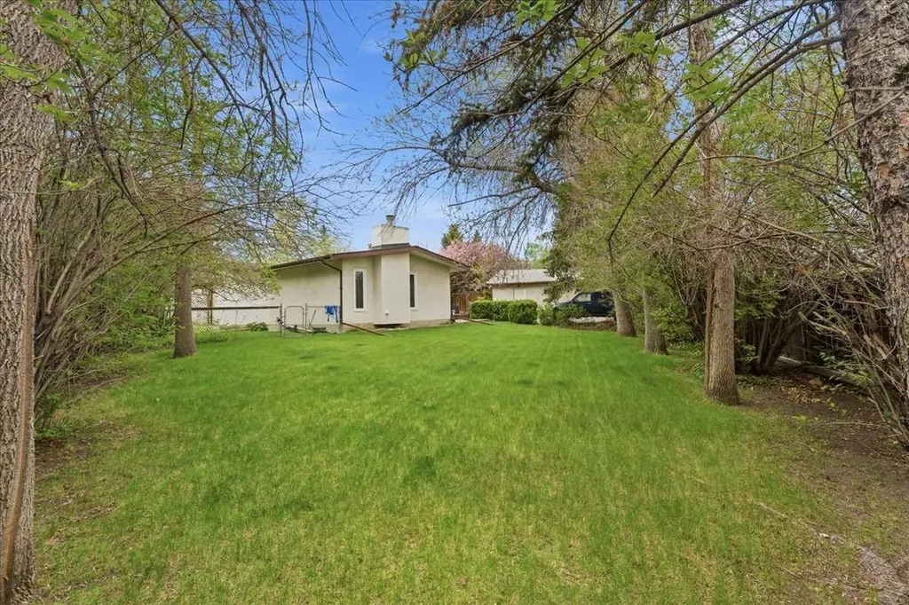 6004 Louise Road SW Calgary AB T3E5V2