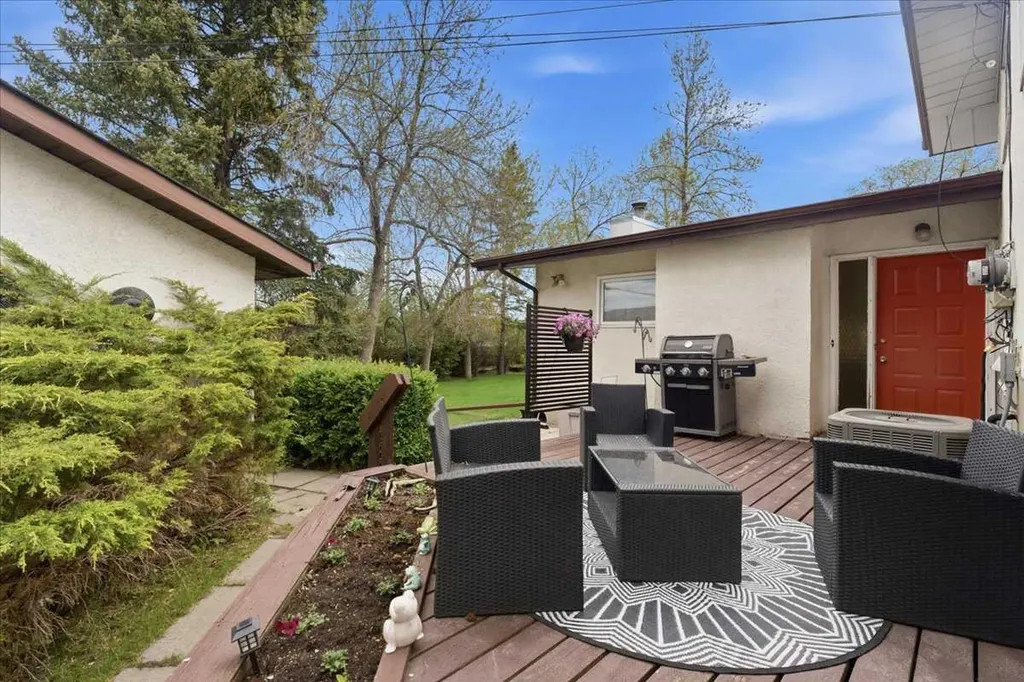 6004 Louise Road SW Calgary AB T3E5V2