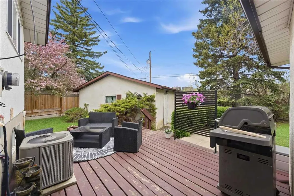 6004 Louise Road SW Calgary AB T3E5V2