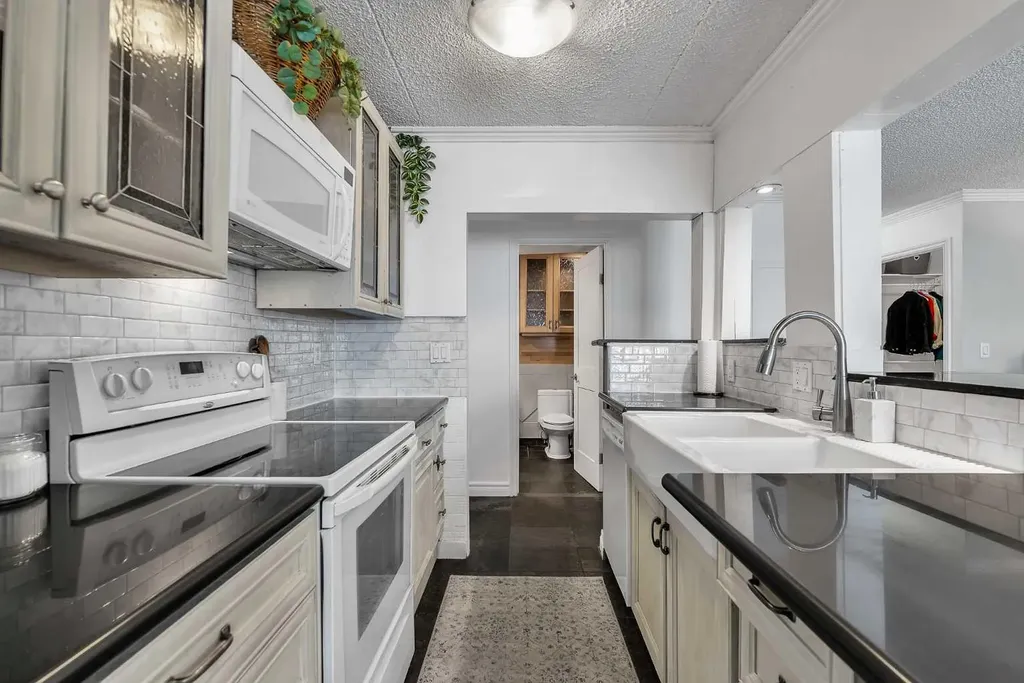 128 15 Avenue SW Calgary AB T2R0R5
