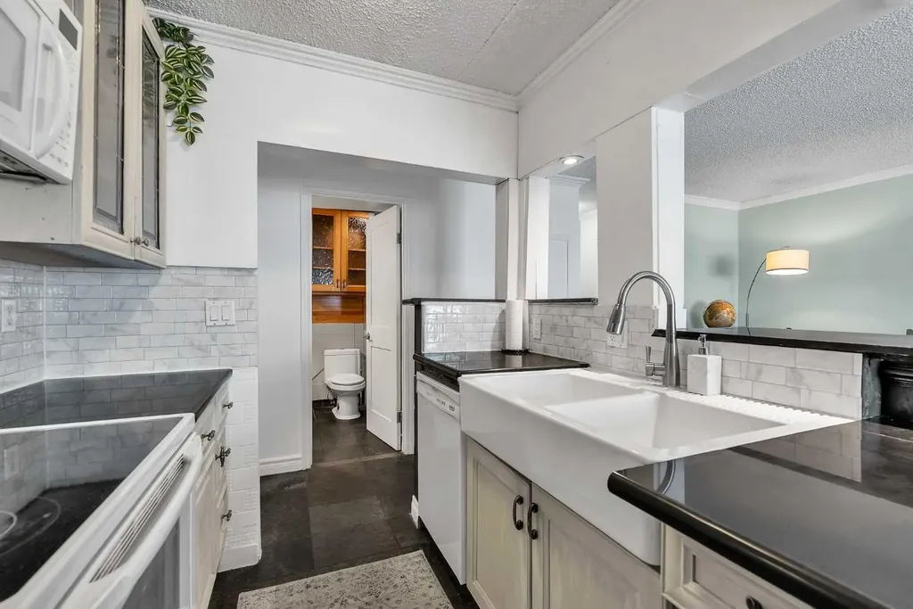 128 15 Avenue SW Calgary AB T2R0R5