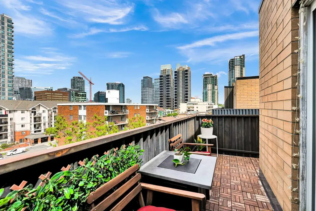 128 15 Avenue SW Calgary AB T2R0R5