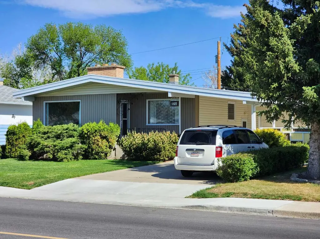 1405 13 Avenue N Lethbridge AB T1H 1T3