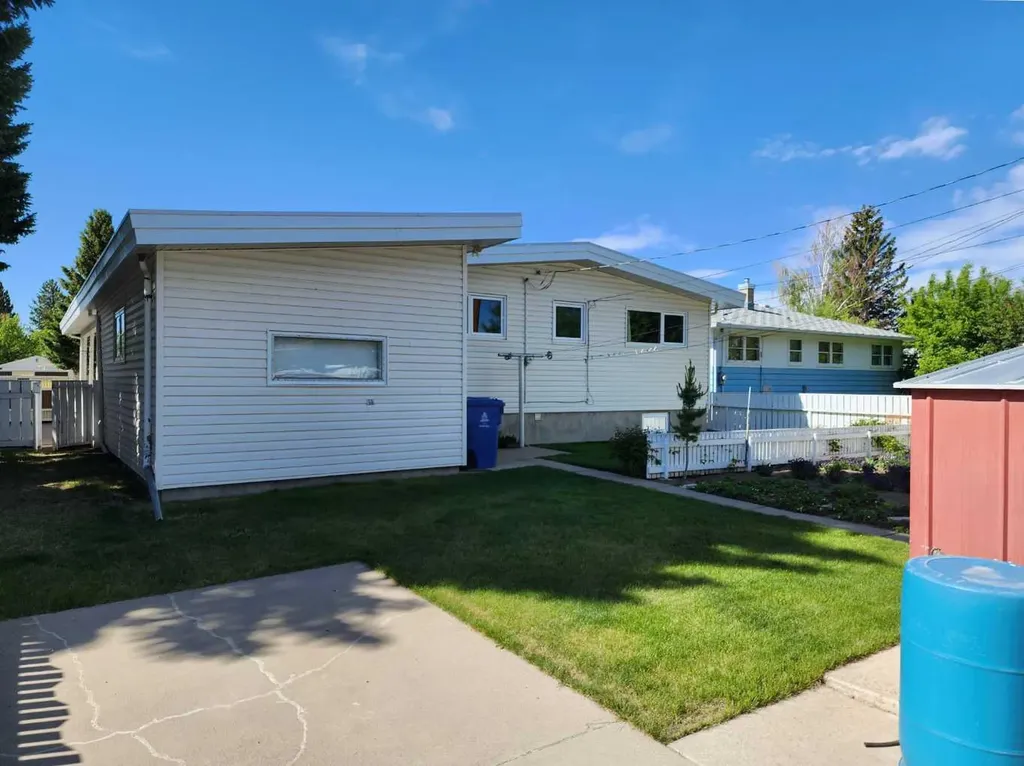 1405 13 Avenue N Lethbridge AB T1H 1T3