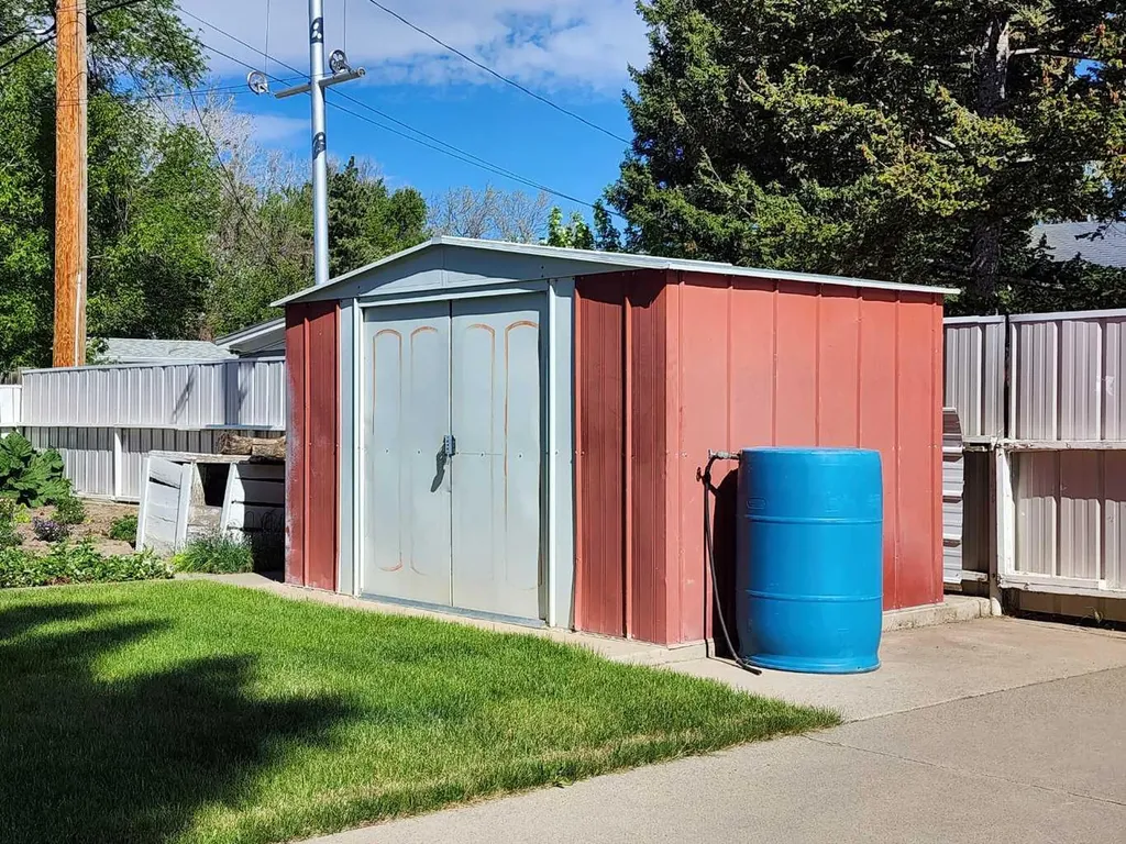 1405 13 Avenue N Lethbridge AB T1H 1T3