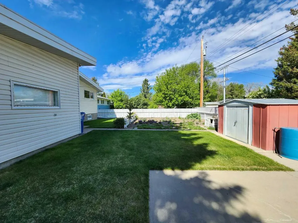 1405 13 Avenue N Lethbridge AB T1H 1T3