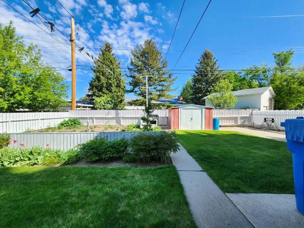 1405 13 Avenue N Lethbridge AB T1H 1T3