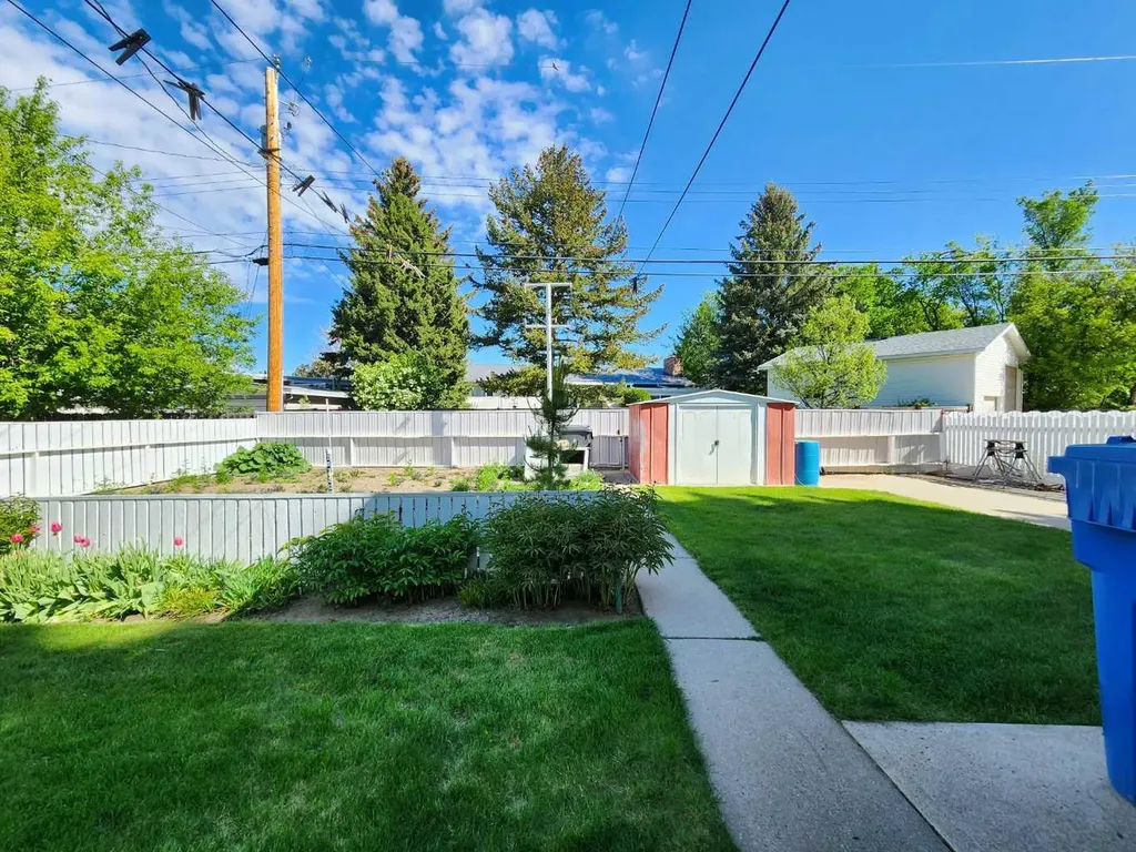 1405 13 Avenue N Lethbridge AB T1H 1T3