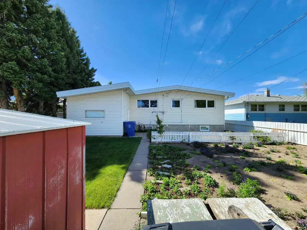 1405 13 Avenue N Lethbridge AB T1H 1T3