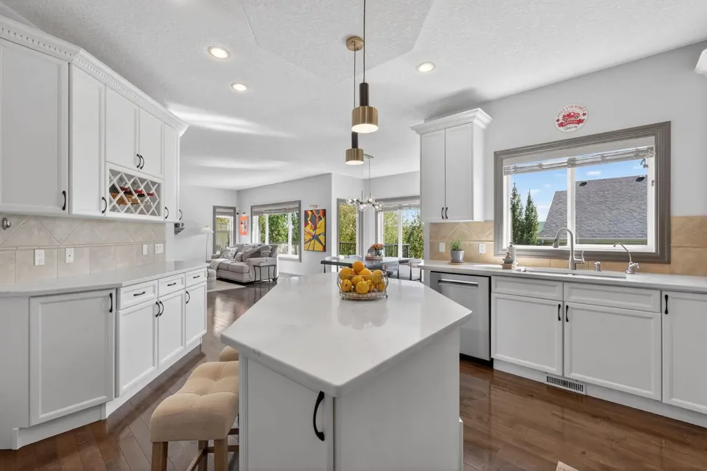 159 Discovery Ridge Way SW Calgary AB T3H5G3