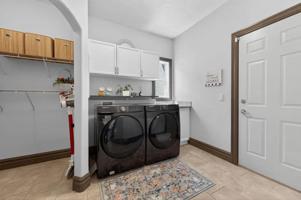 159 Discovery Ridge Way SW Calgary AB T3H5G3