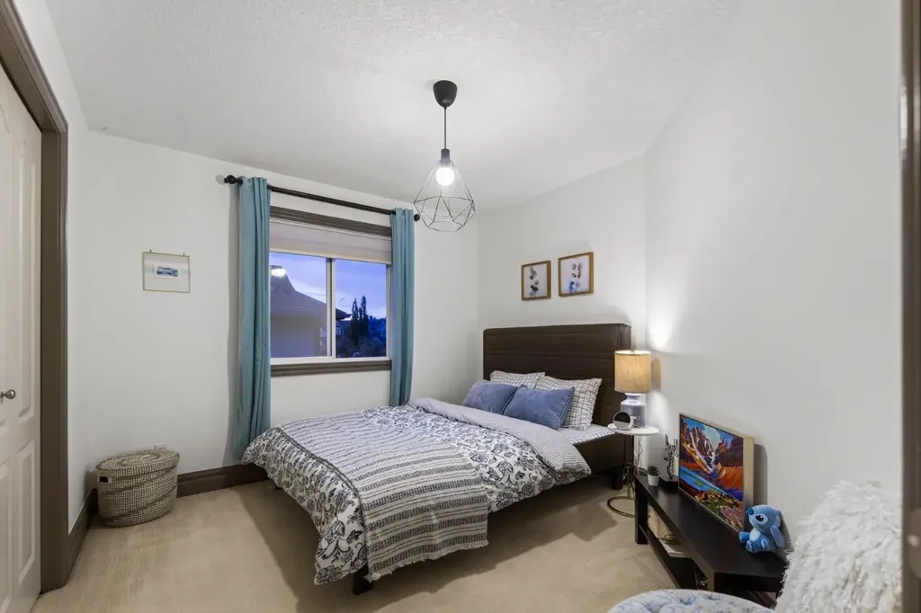 159 Discovery Ridge Way SW Calgary AB T3H5G3