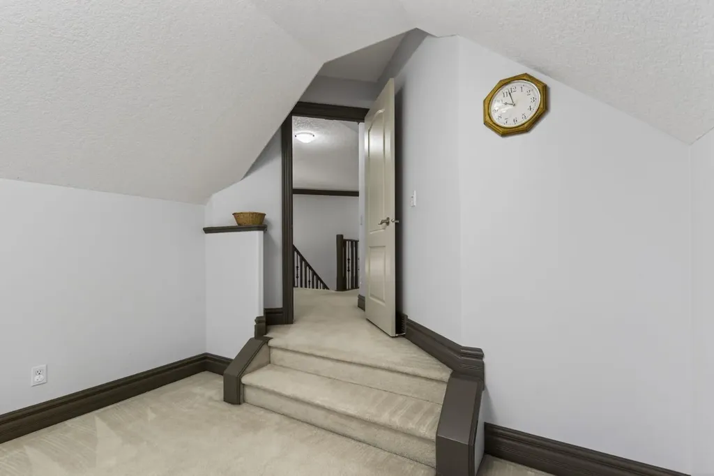 159 Discovery Ridge Way SW Calgary AB T3H5G3