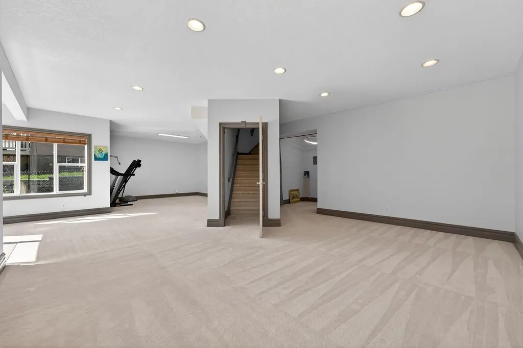 159 Discovery Ridge Way SW Calgary AB T3H5G3