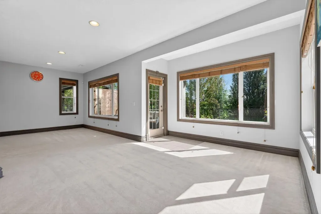 159 Discovery Ridge Way SW Calgary AB T3H5G3